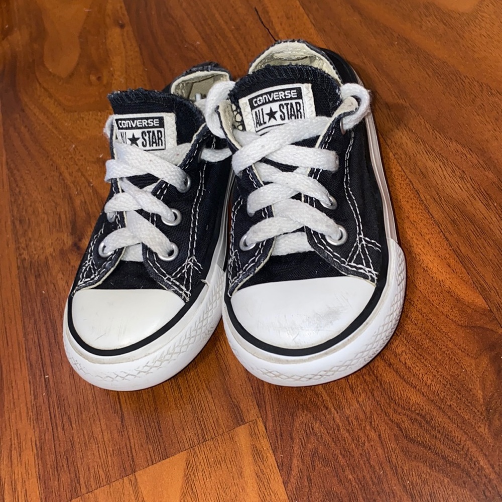 Kids converse sneakers size 7